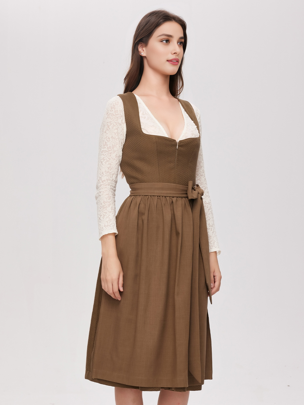 Modernes Dirndl mit Spitzenbluse in Grün
