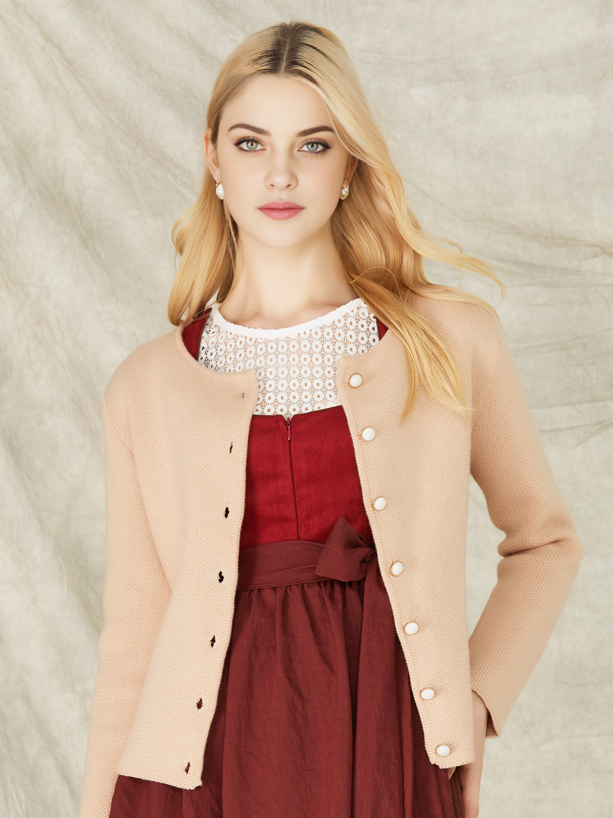 Ein elegantes rotes Samt-Dirndl mit traditioneller Schürze