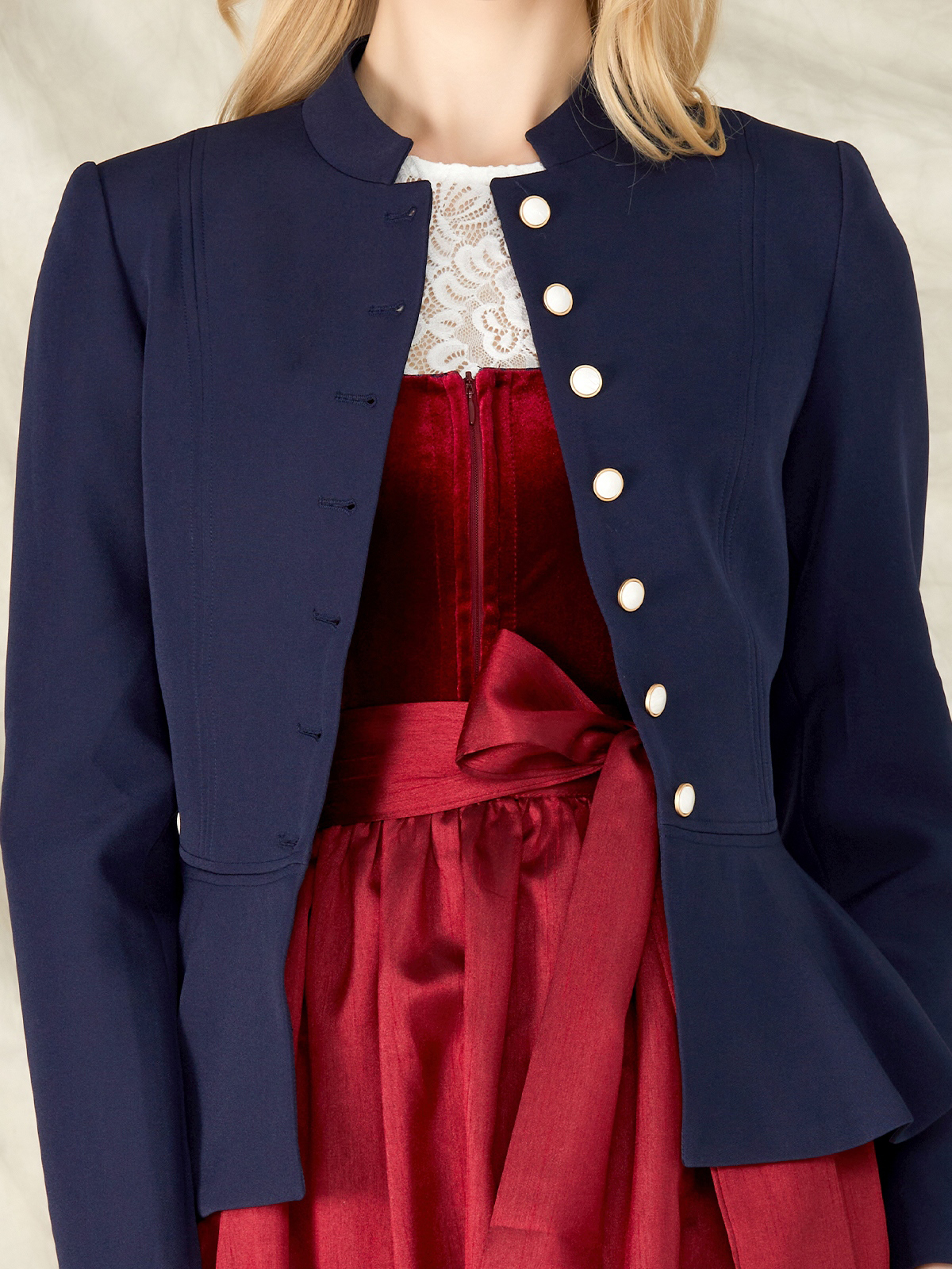 Dirndl mit marineblauer Jacke