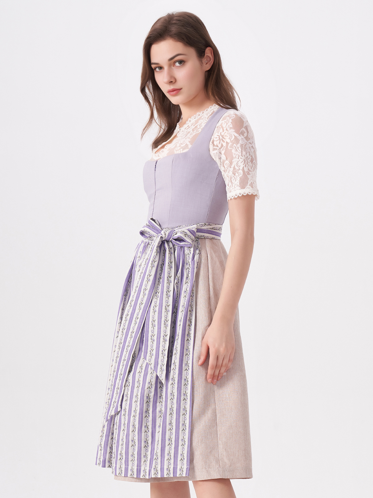 Dirndl in Brombeerfarbe – zeitlos und elegant
