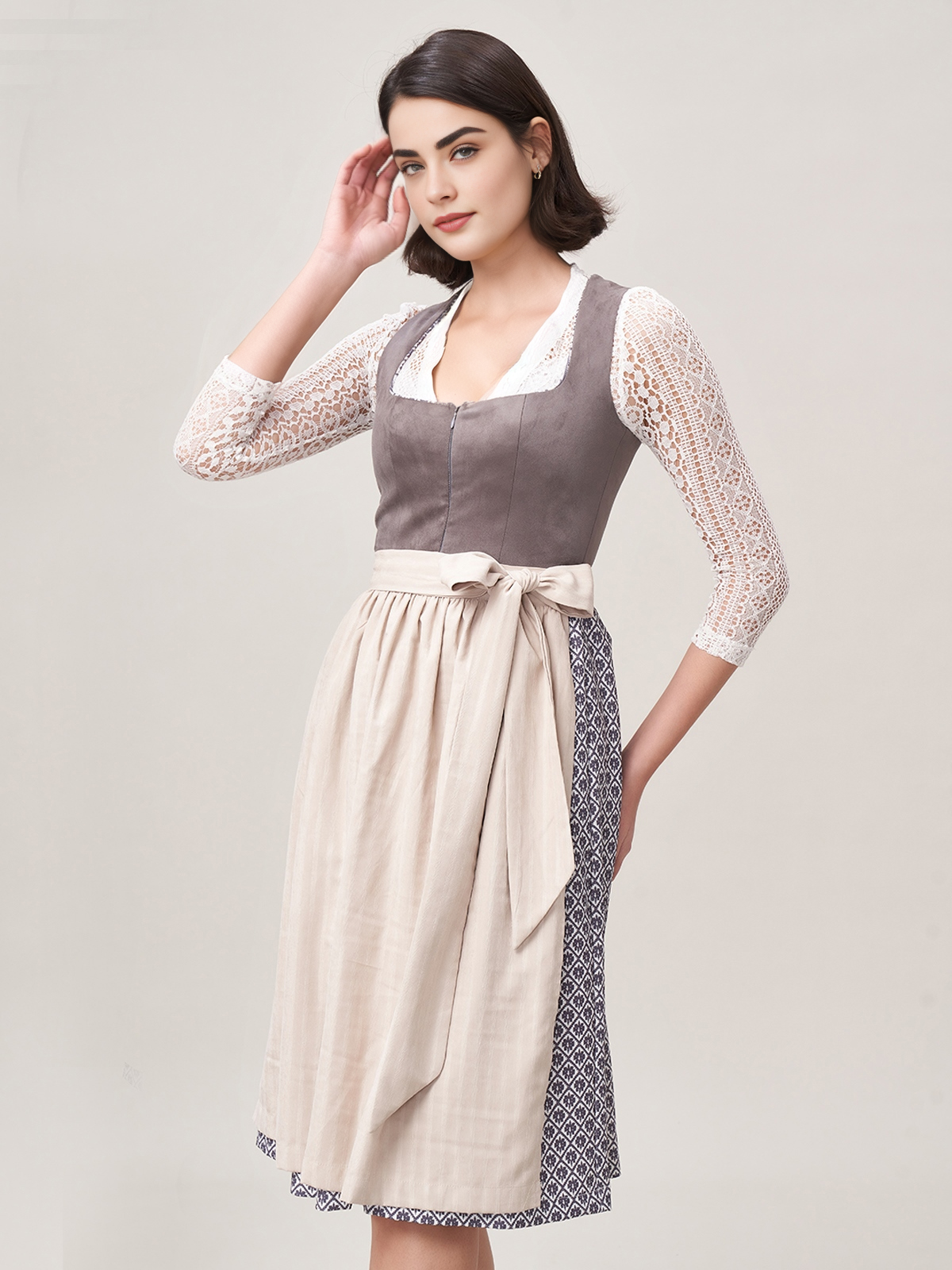 Dirndl in Grau mit femininem Schnitt
