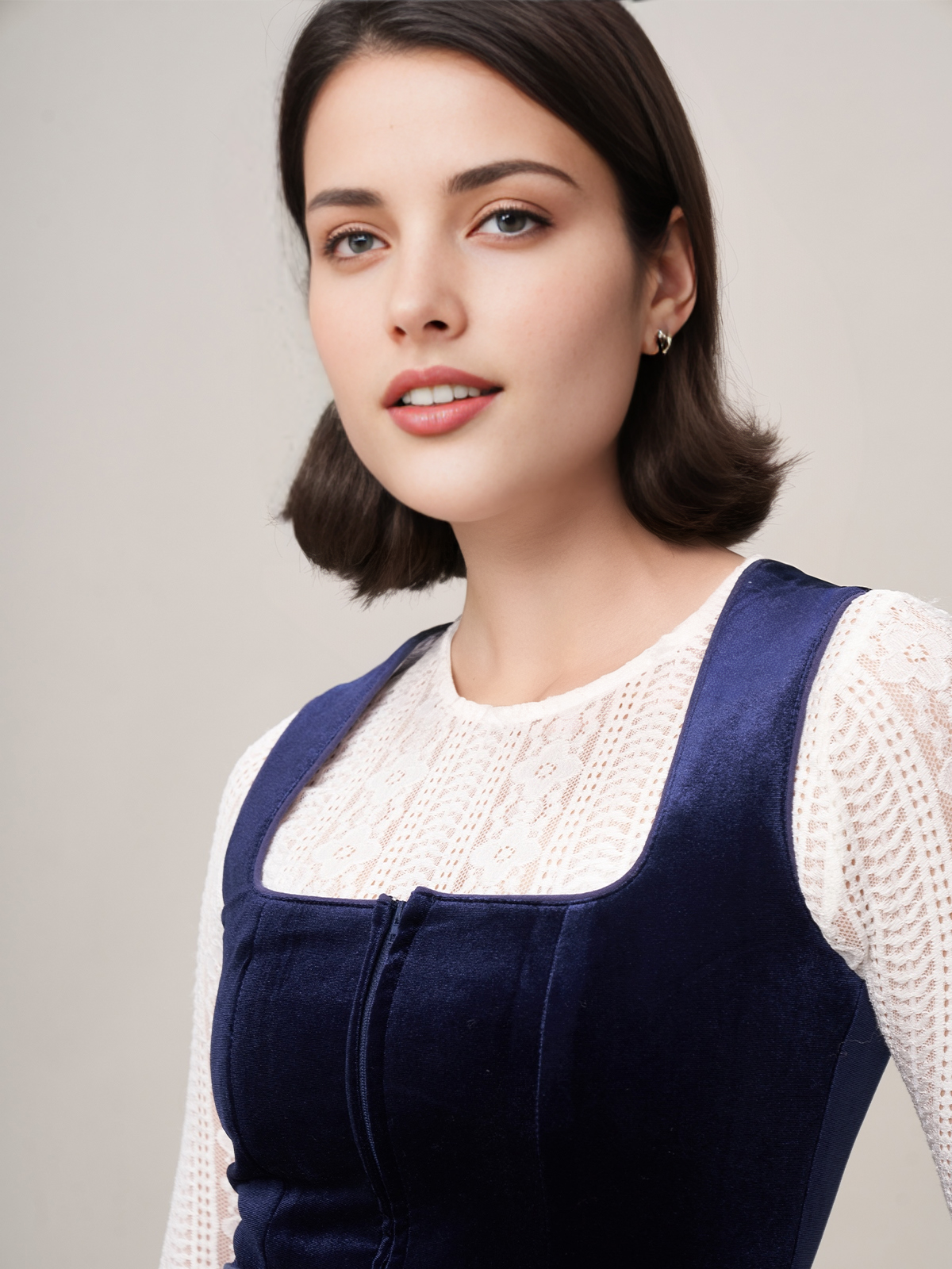 Traditionelles grünes Dirndl mit Blumenstickerei