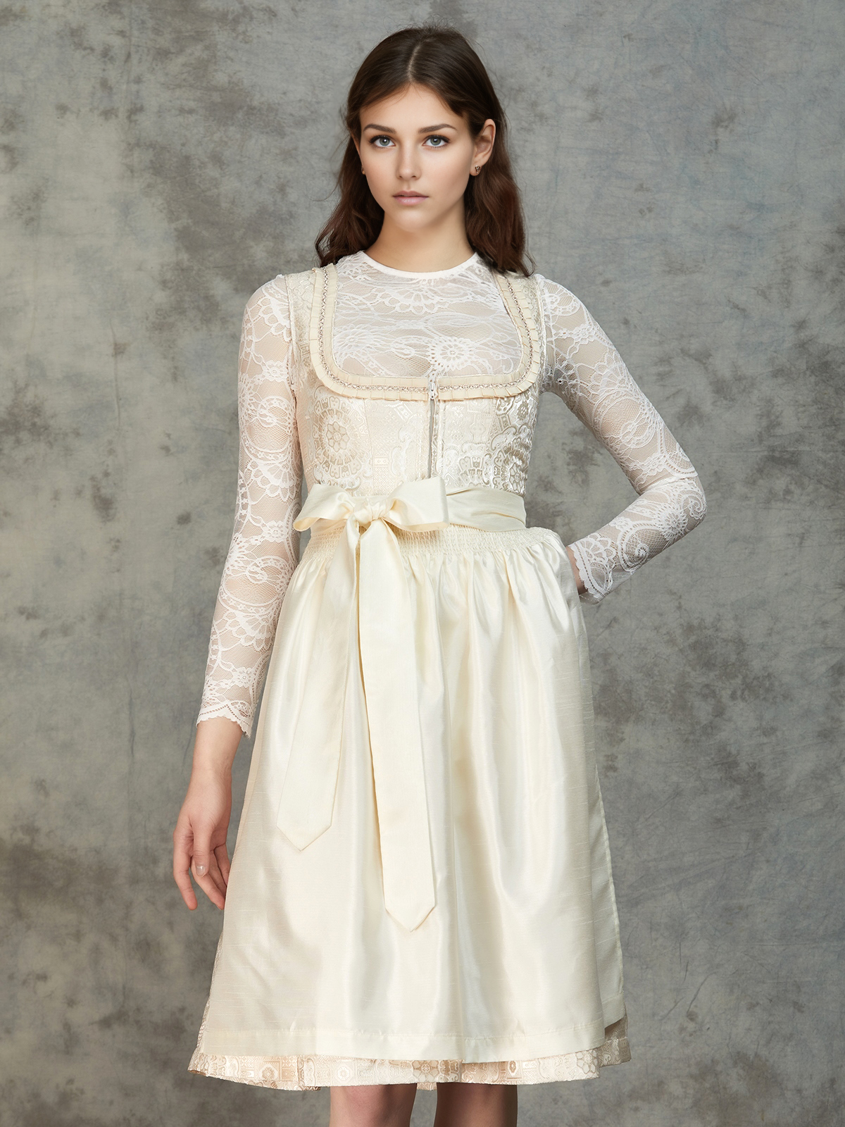 Dirndl Langarmbluse in Weiß mit Spitze