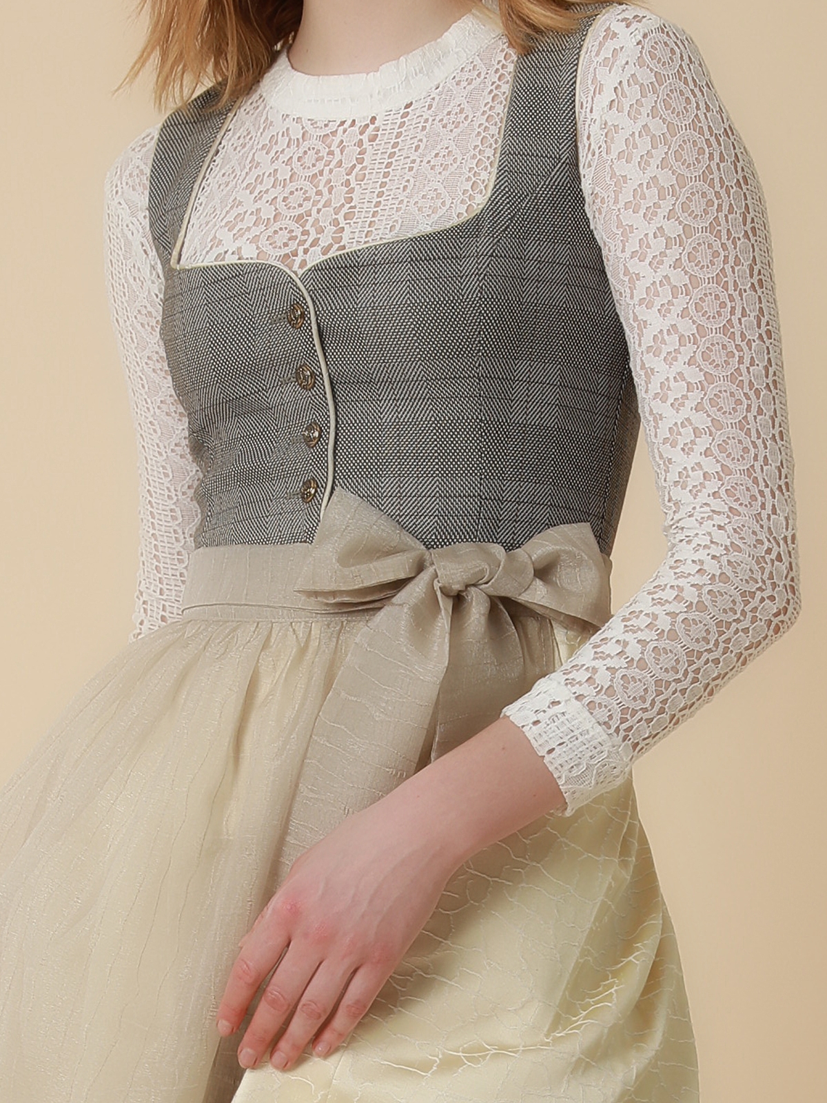 Moderne Dirndl-Kleider in Grau – elegant und vielseitig