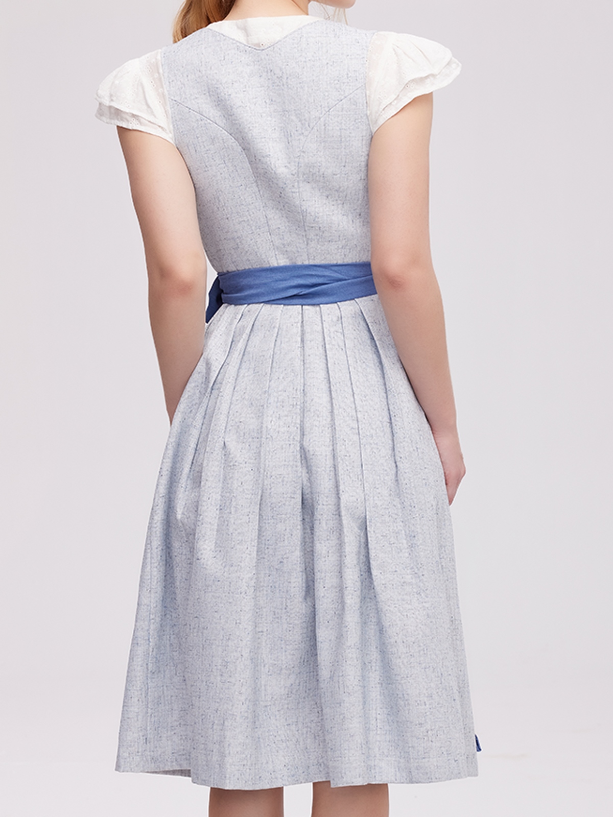 Dirndl Dunkelblau Samt – ein eleganter Blickfang