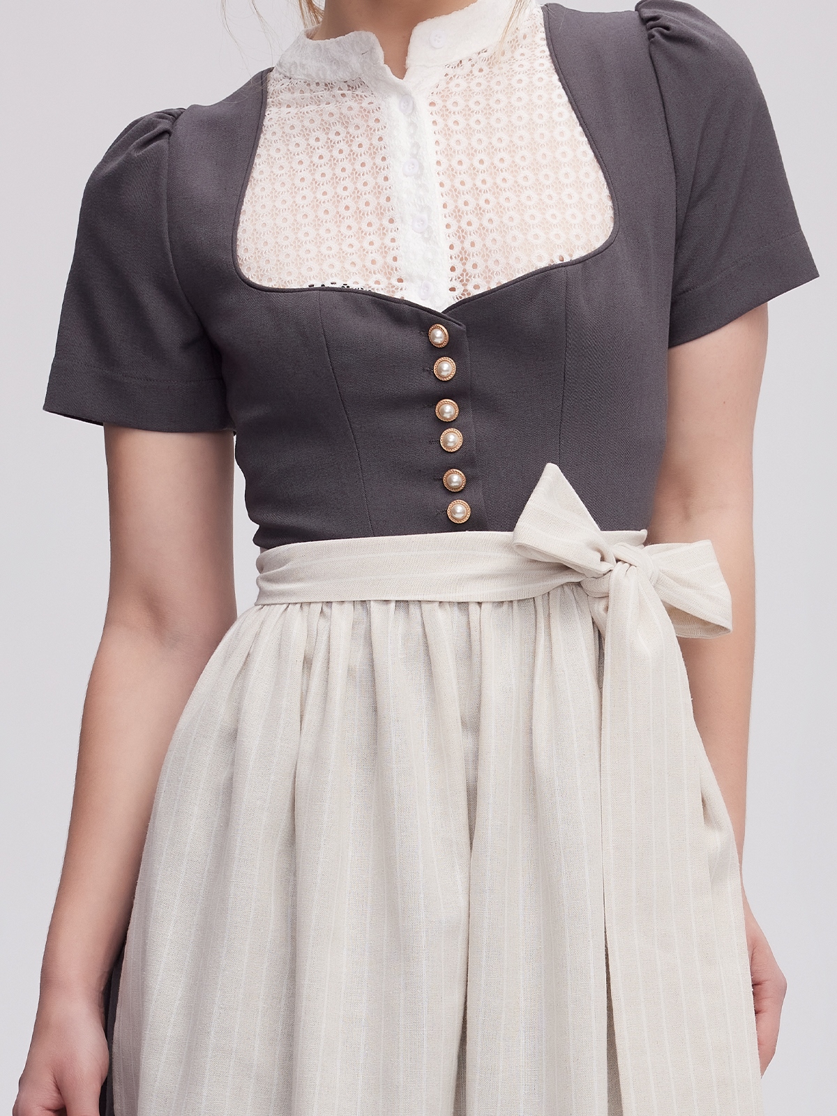 Dirndl Schlicht in Grau – zeitlos und elegant