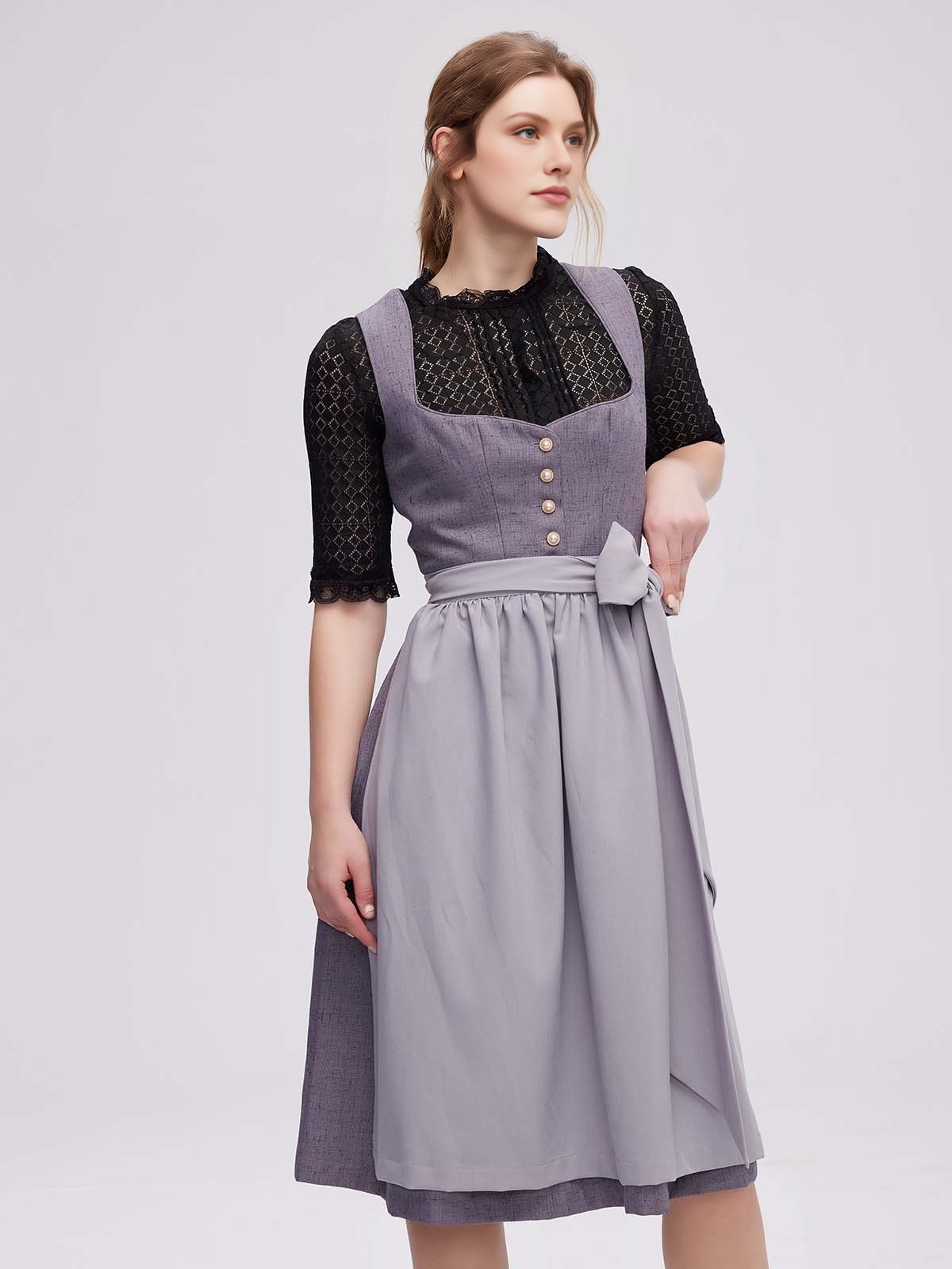 Ein elegantes rot-grünes Dirndl mit traditionellem Schnitt