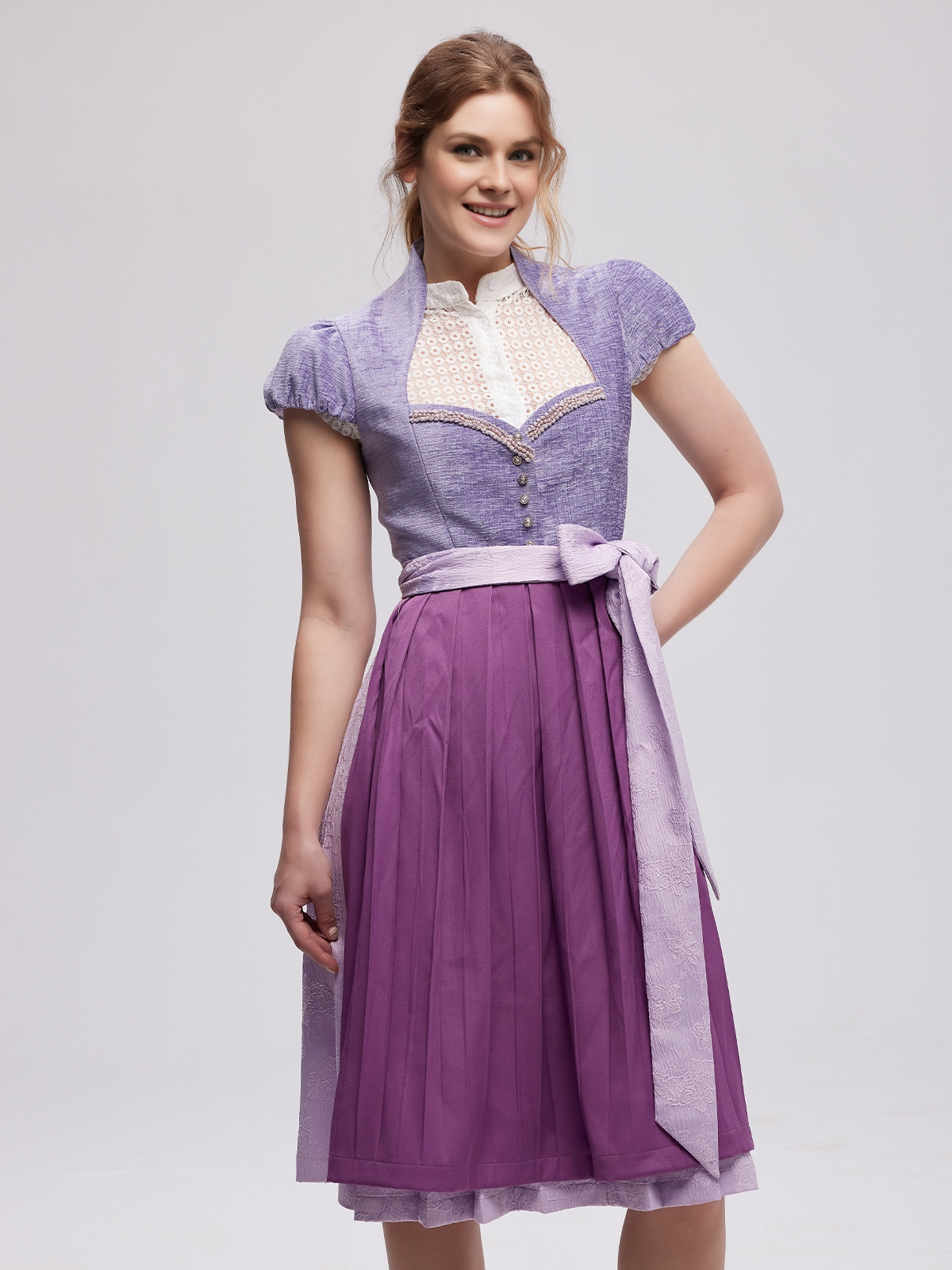 Graues Dirndl mit lila Blumenmuster