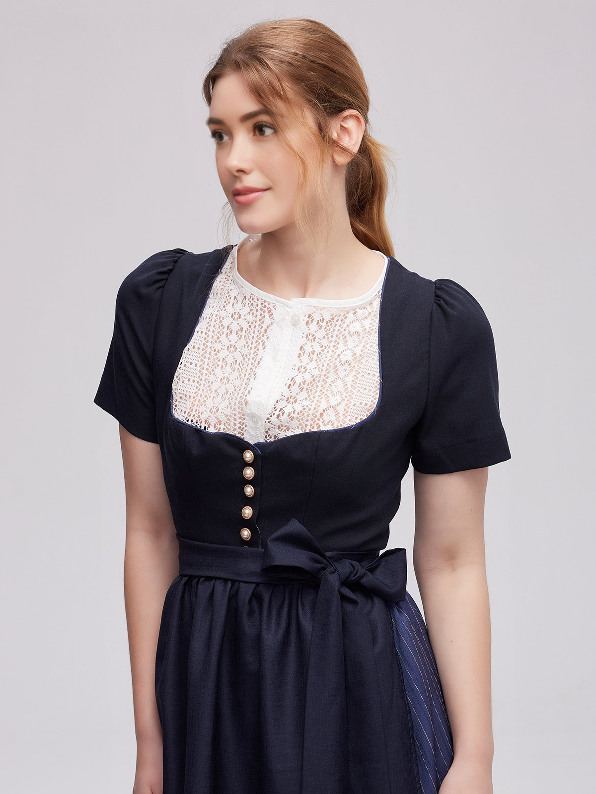 Dirndl Gelb in strahlender Eleganz