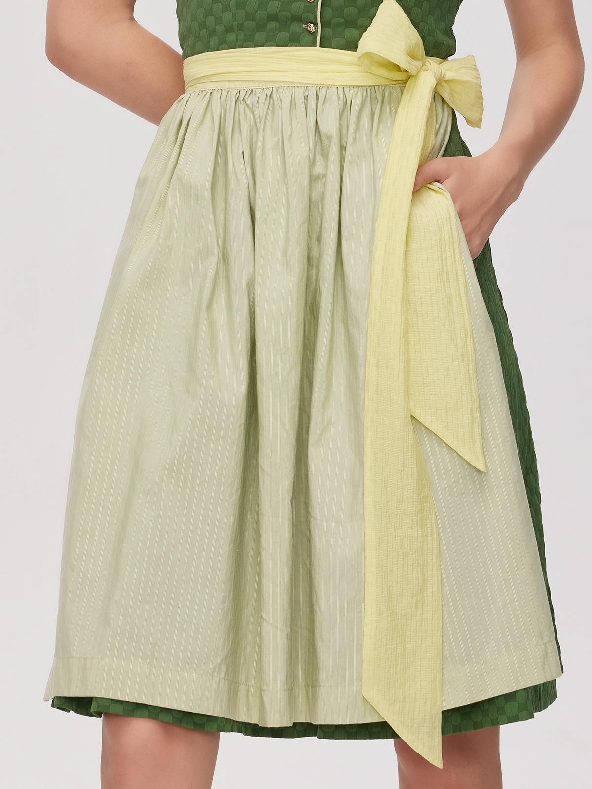 Dirndl samt blau in Grün – ein moderner Twist