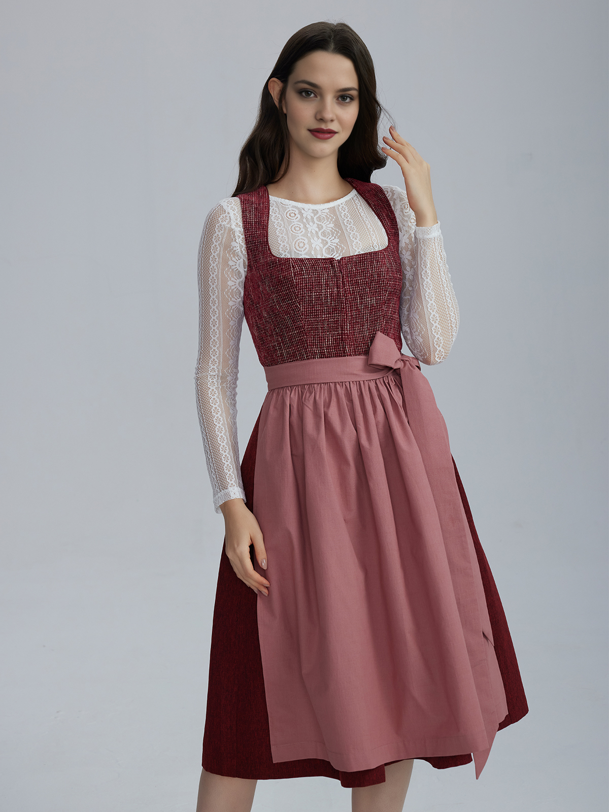 Dirndl in Rot mit weißer Spitzenbluse