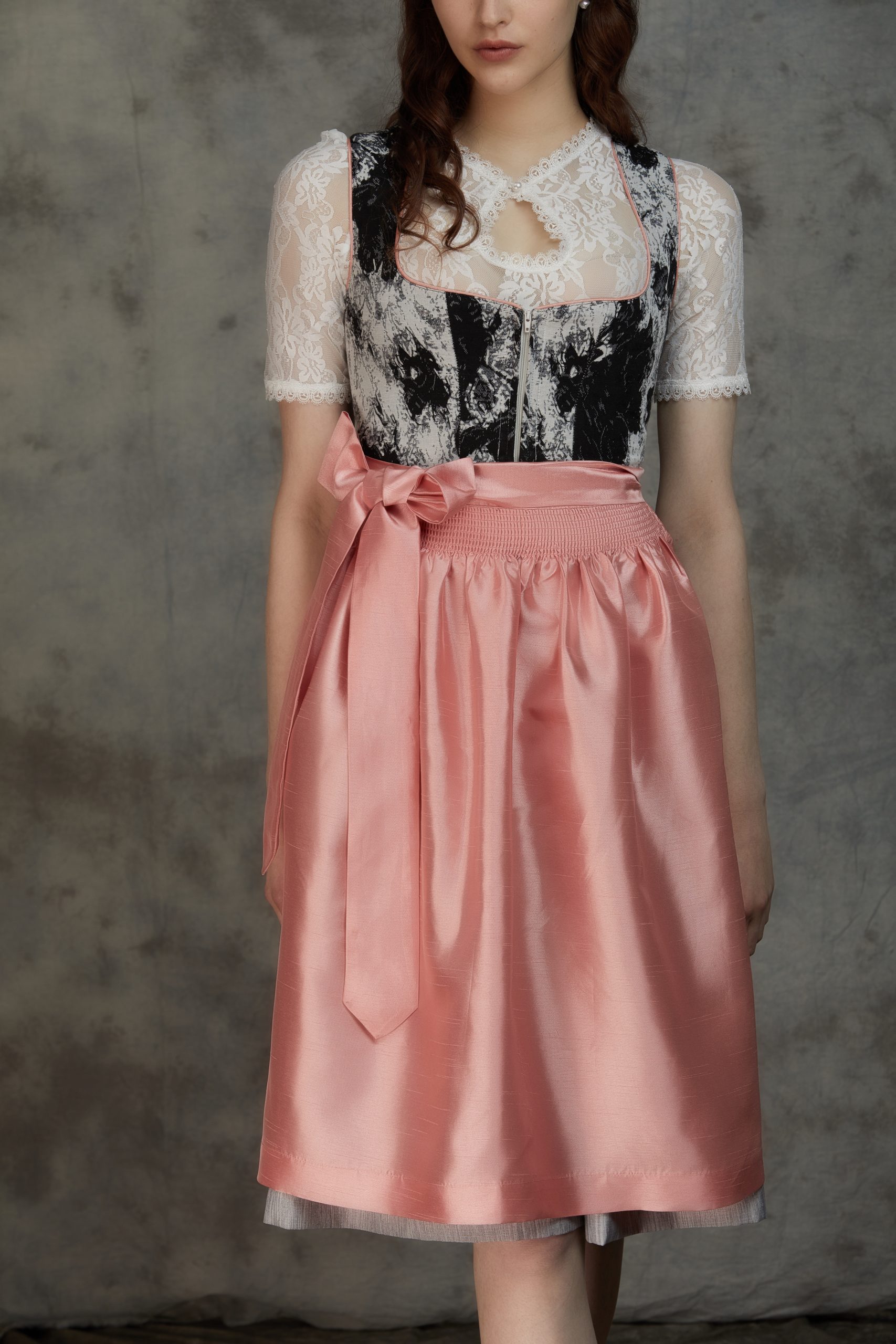 Elegantes weißes Dirndl mit Spitzenverzierungen
