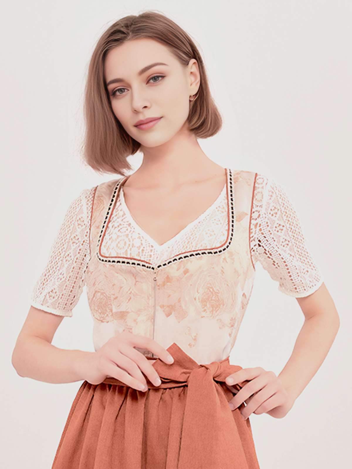 Kurzes Dirndl in Braun – elegant und bezahlbar