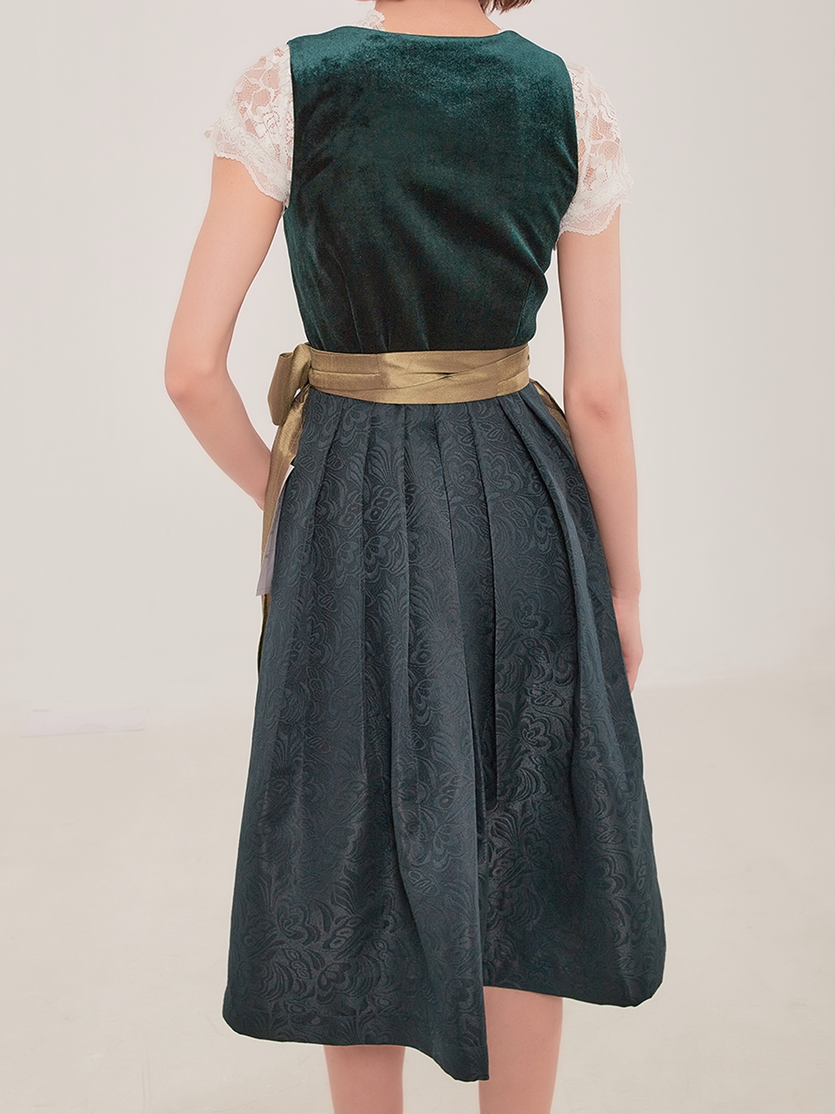 Dirndl in Beige – Eleganz und Tradition vereint