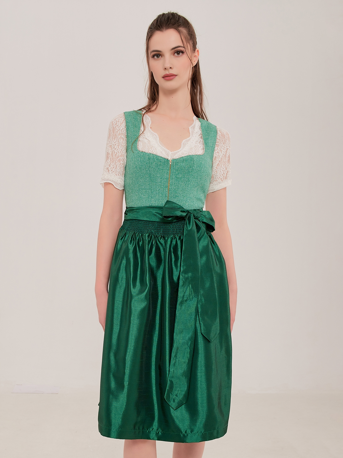 Dirndl Burgunderrot – Eleganz in tiefer Rotnuance
