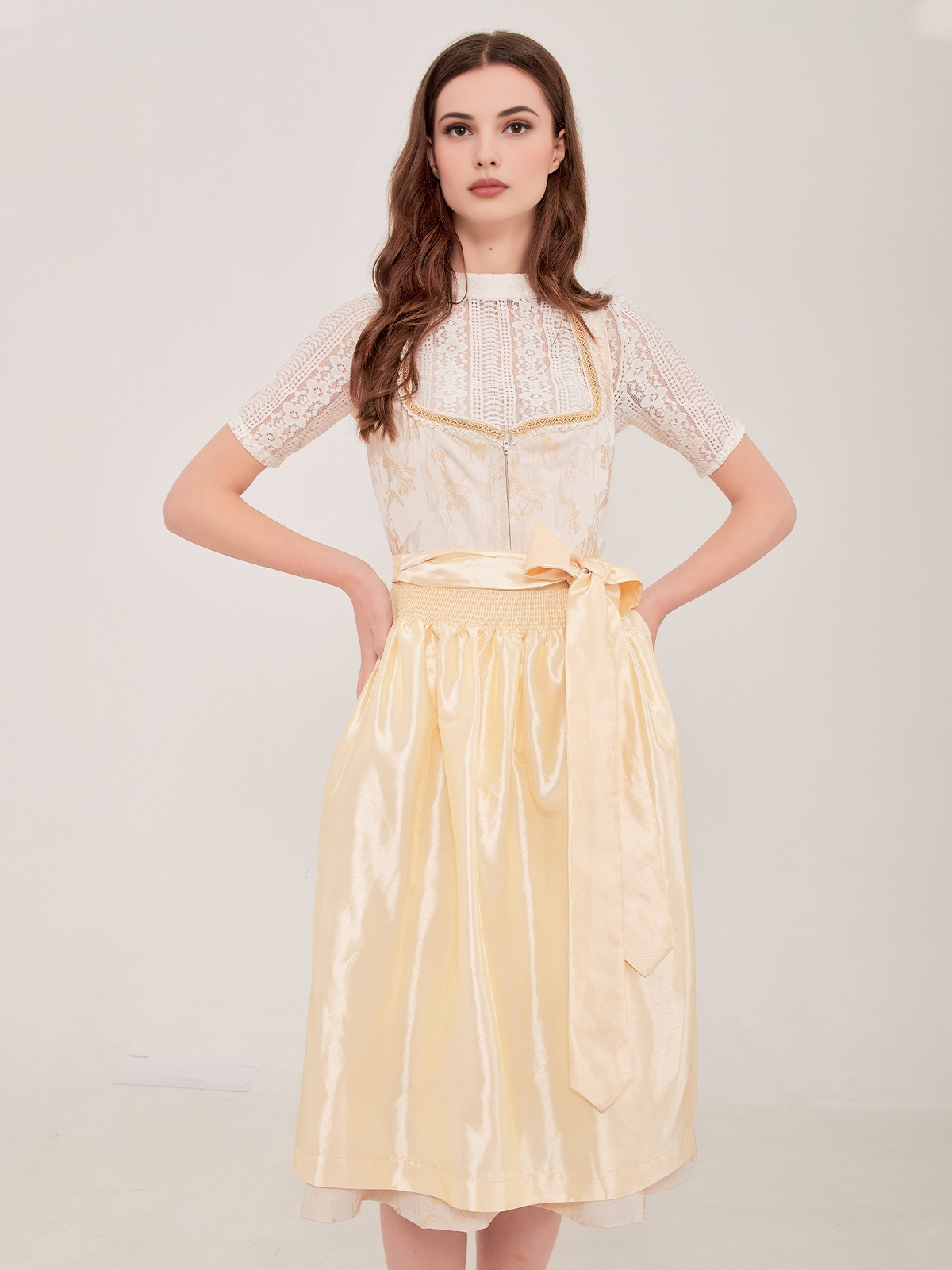 Dirndl mit Herzausschnitt in Gelb