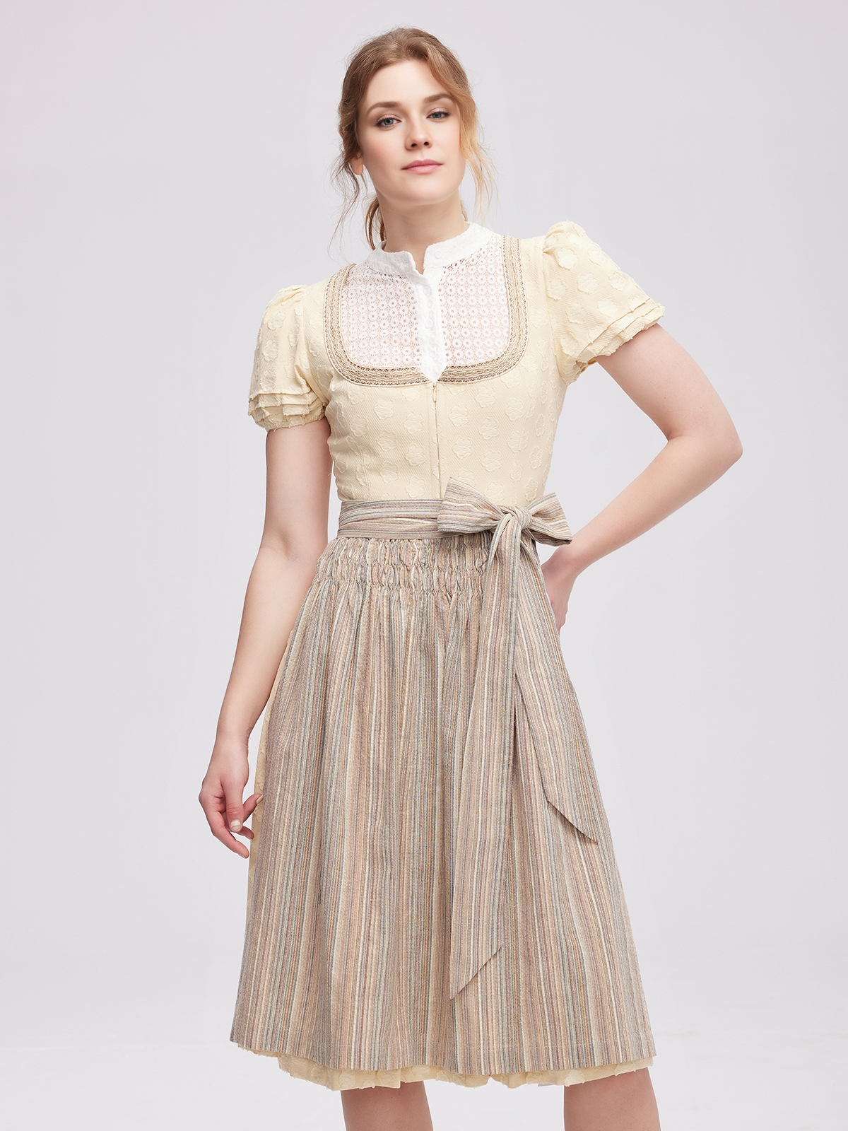 Elegantes blaues Dirndl mit floralen Details
