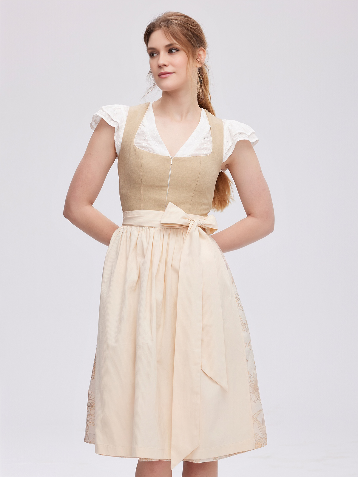 Ein kurzes Dirndl in Braun – perfekt für einen modernen Look