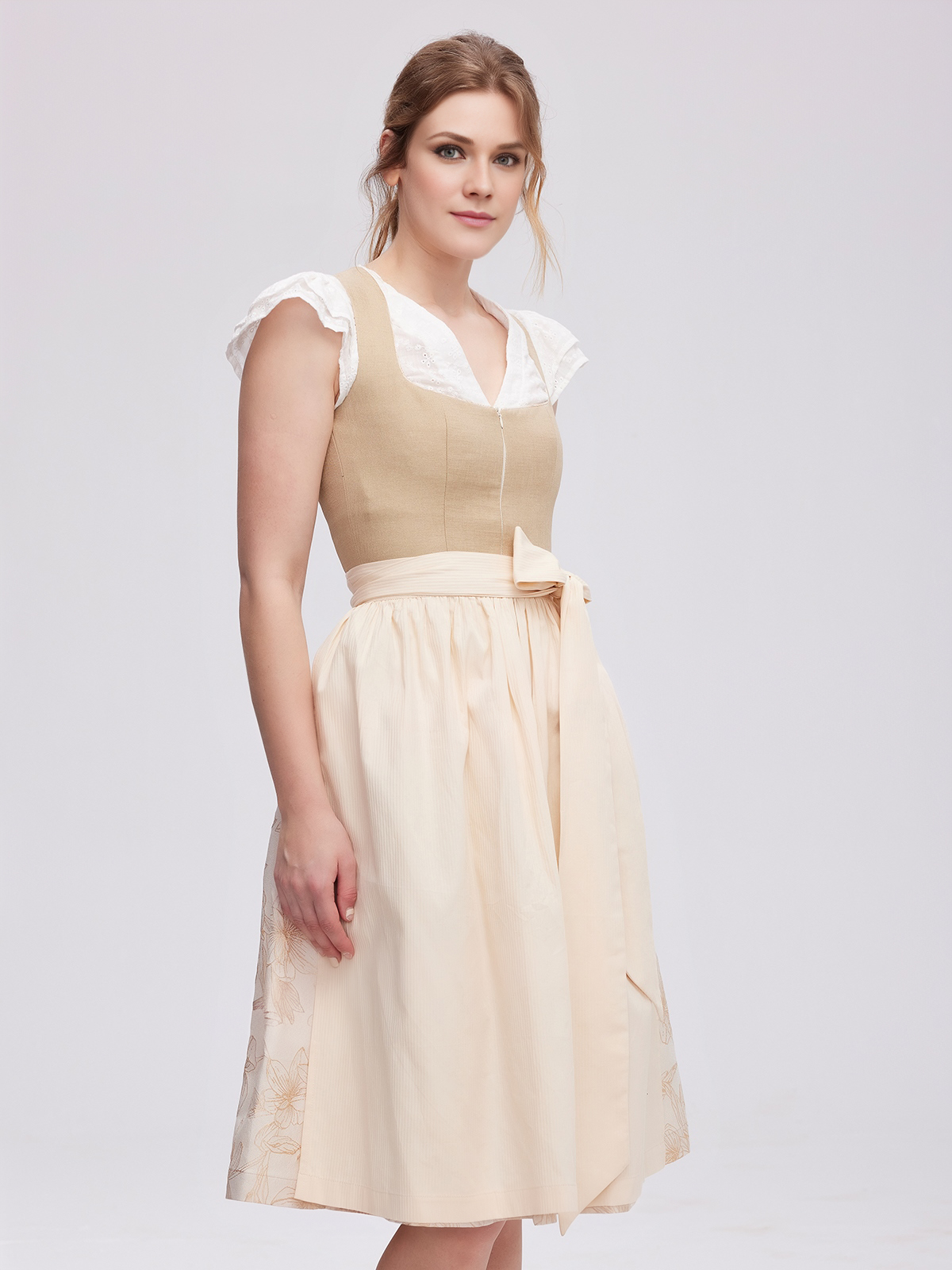 Dirndl in Braun mit traditioneller Schürze