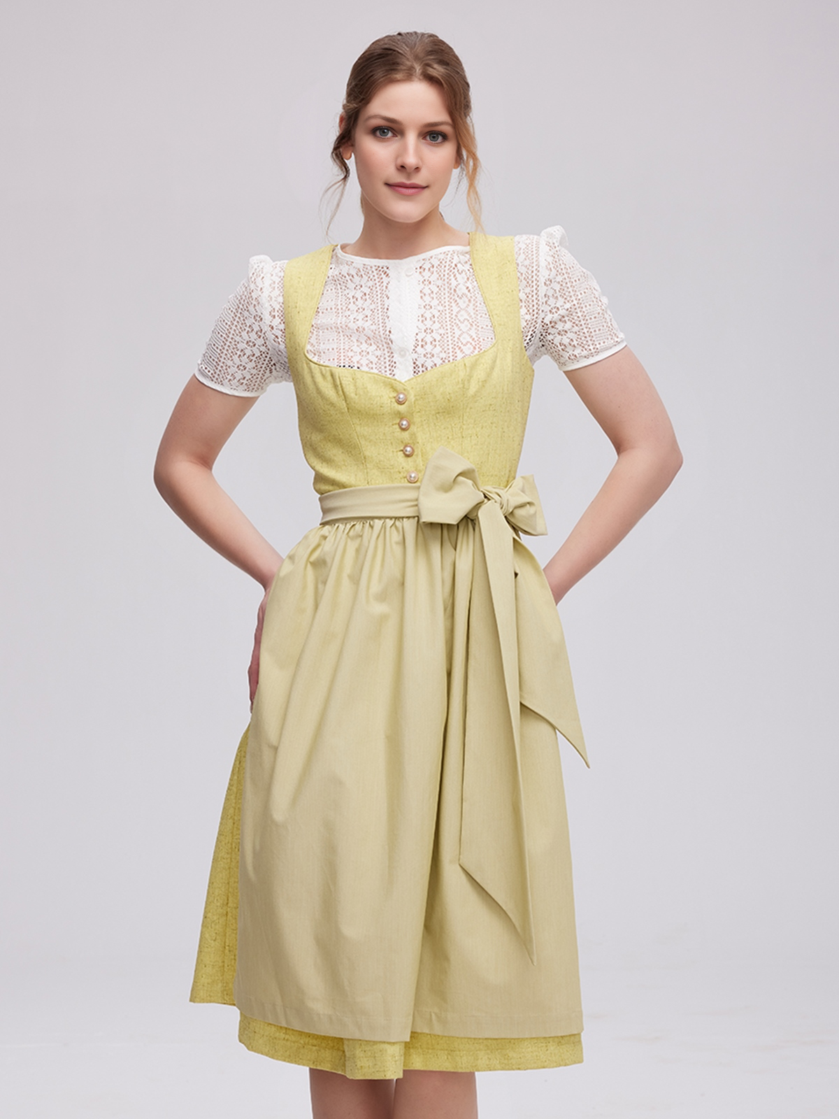 Blaues Dirndl Samt in eleganter Pose