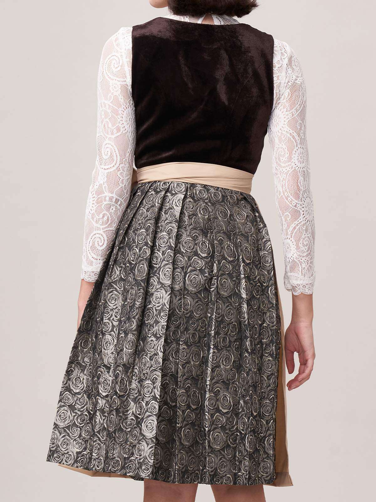 Dirndl in Braun mit traditionellem Schnitt
