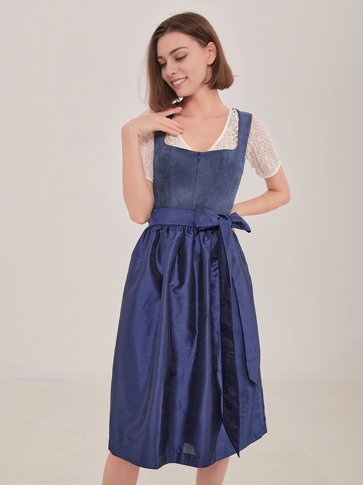 Dirndl in Blau mit modernem Schnitt