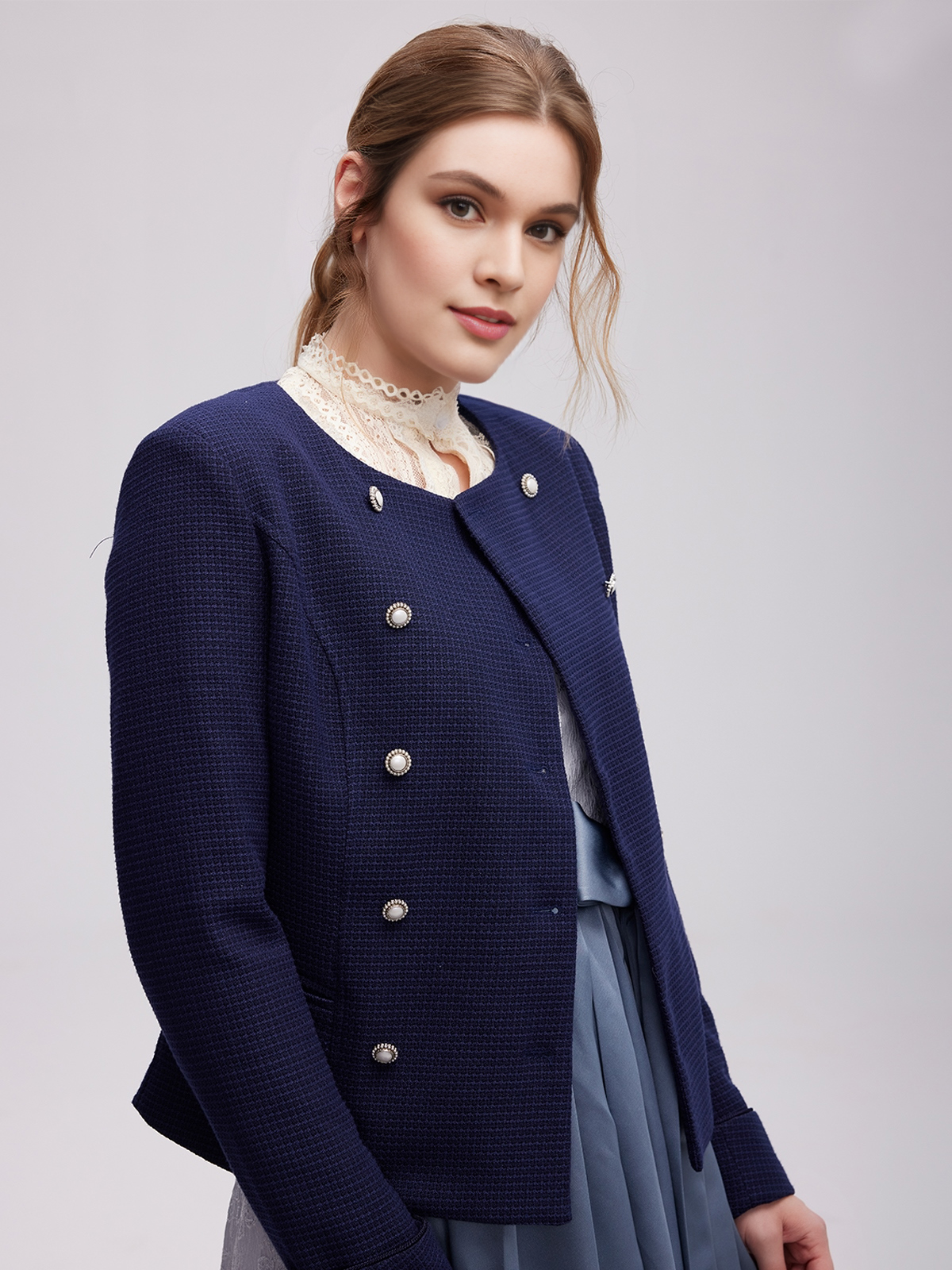 Dirndl in blauem Samt mit traditioneller Bluse