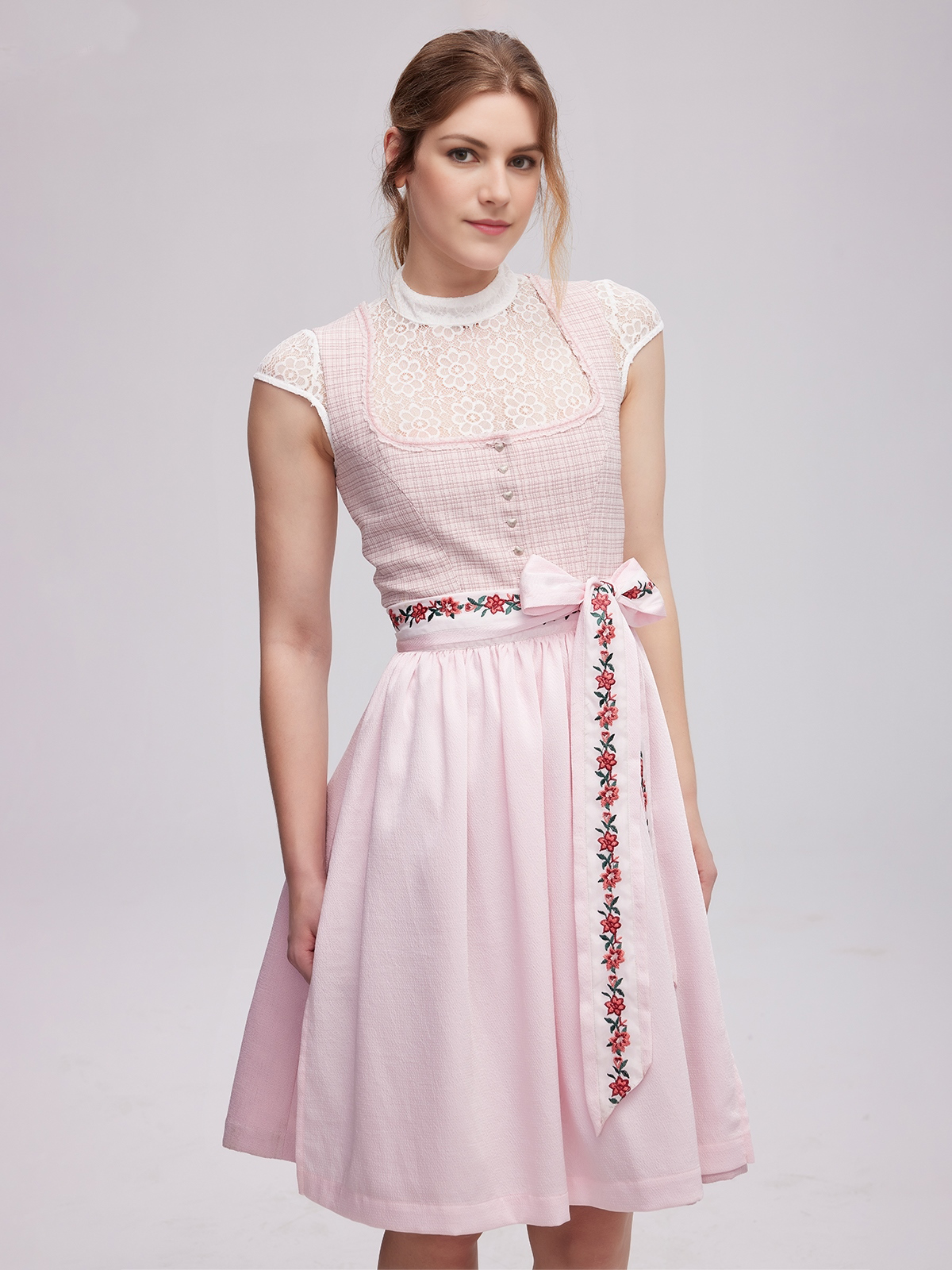 Dirndl in Rosa mit stilvoller Bluse