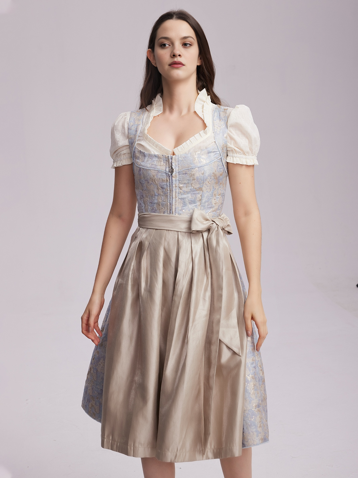 Dirndl Mini Blau – Elegant und modern