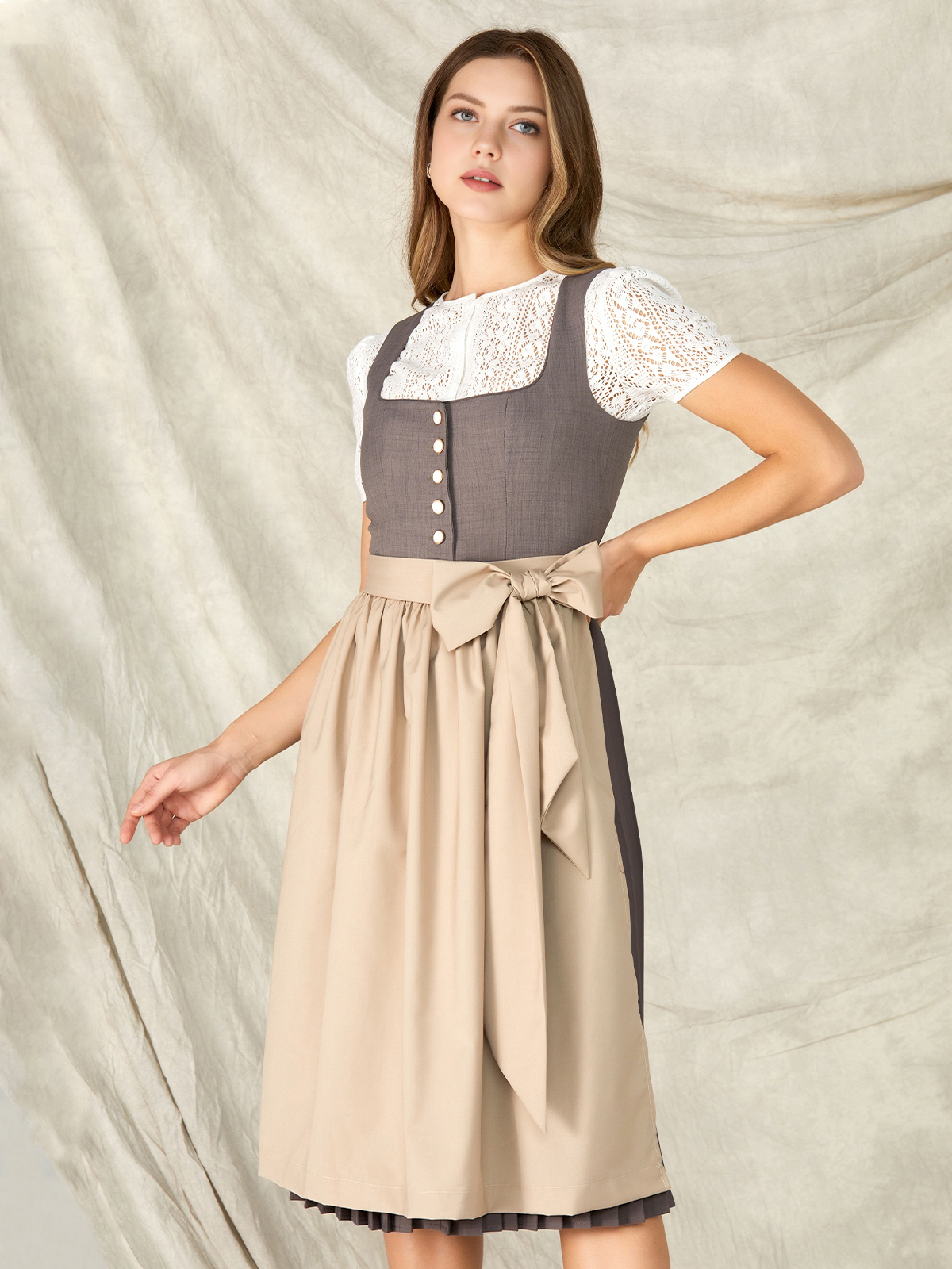 Dirndl in Grau – zeitlos und elegant