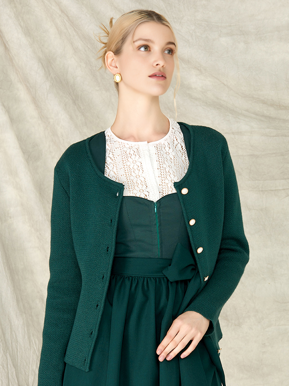 Rose Dirndl in Grün – eine unerwartete Kombination