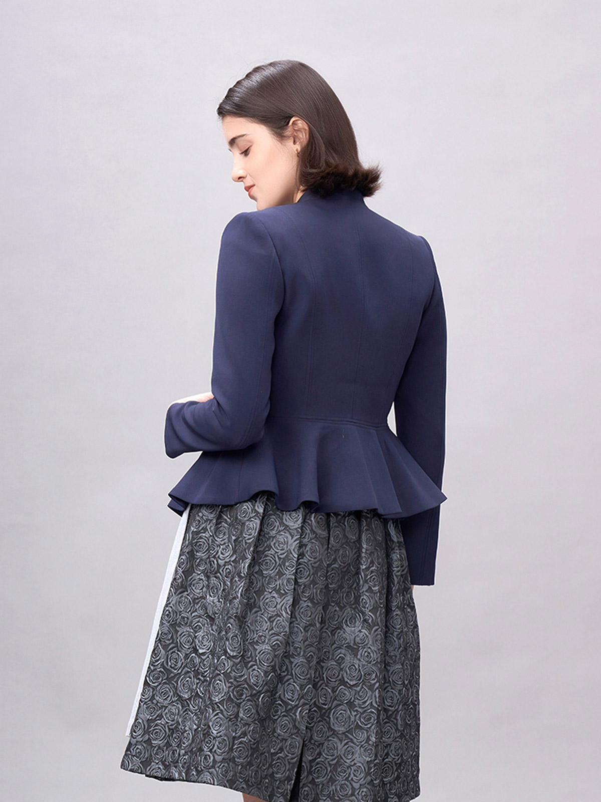 Modernes Dirndl in Marineblau