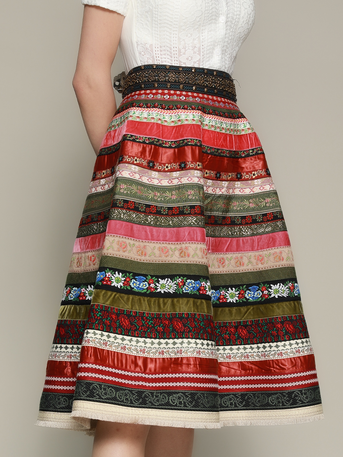 Dirndl in Rot mit Spitzenbluse