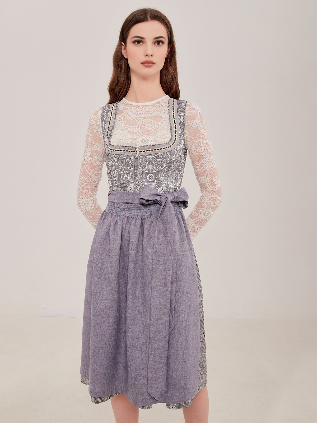 Trachtenjacke Damen Grün in Kombination mit einem grauen Dirndl