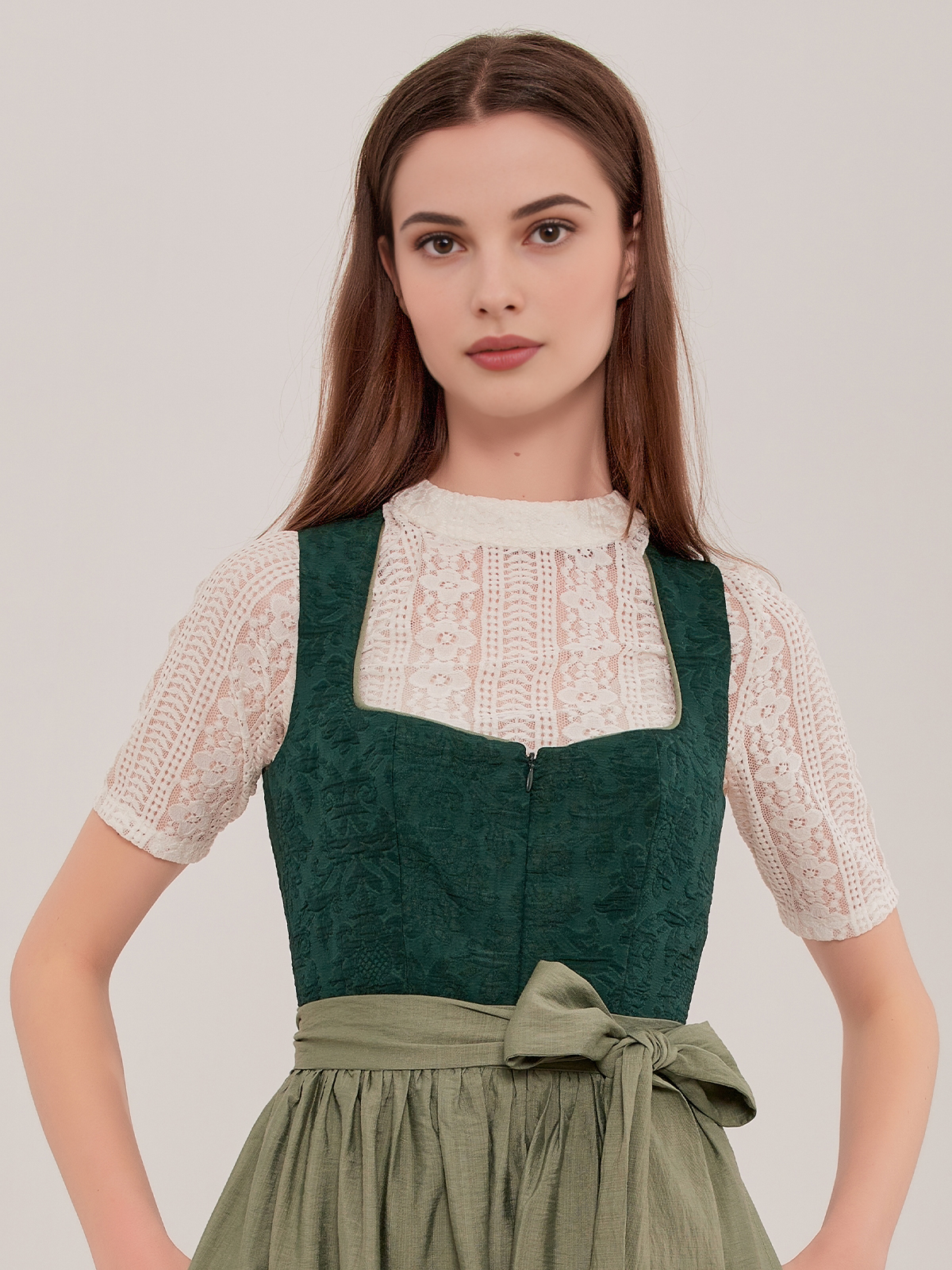 Hellgraues Dirndl mit floralen Akzenten