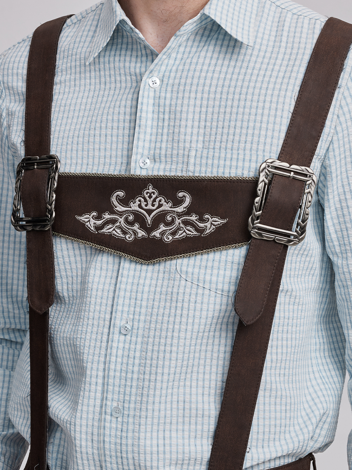 Ein modernes Dirndl in Grün mit Lederschürze