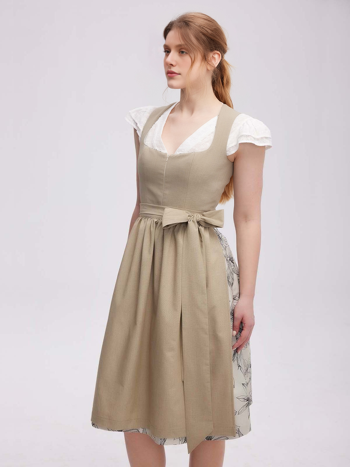 Modernes Dirndl in dunkelblau mit figurbetonter Silhouette