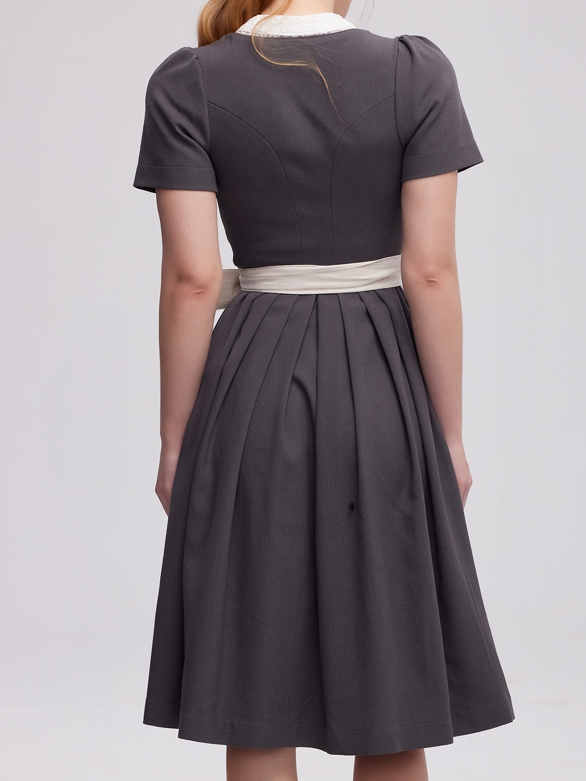 Dirndl in Grau – stilvoll und günstig