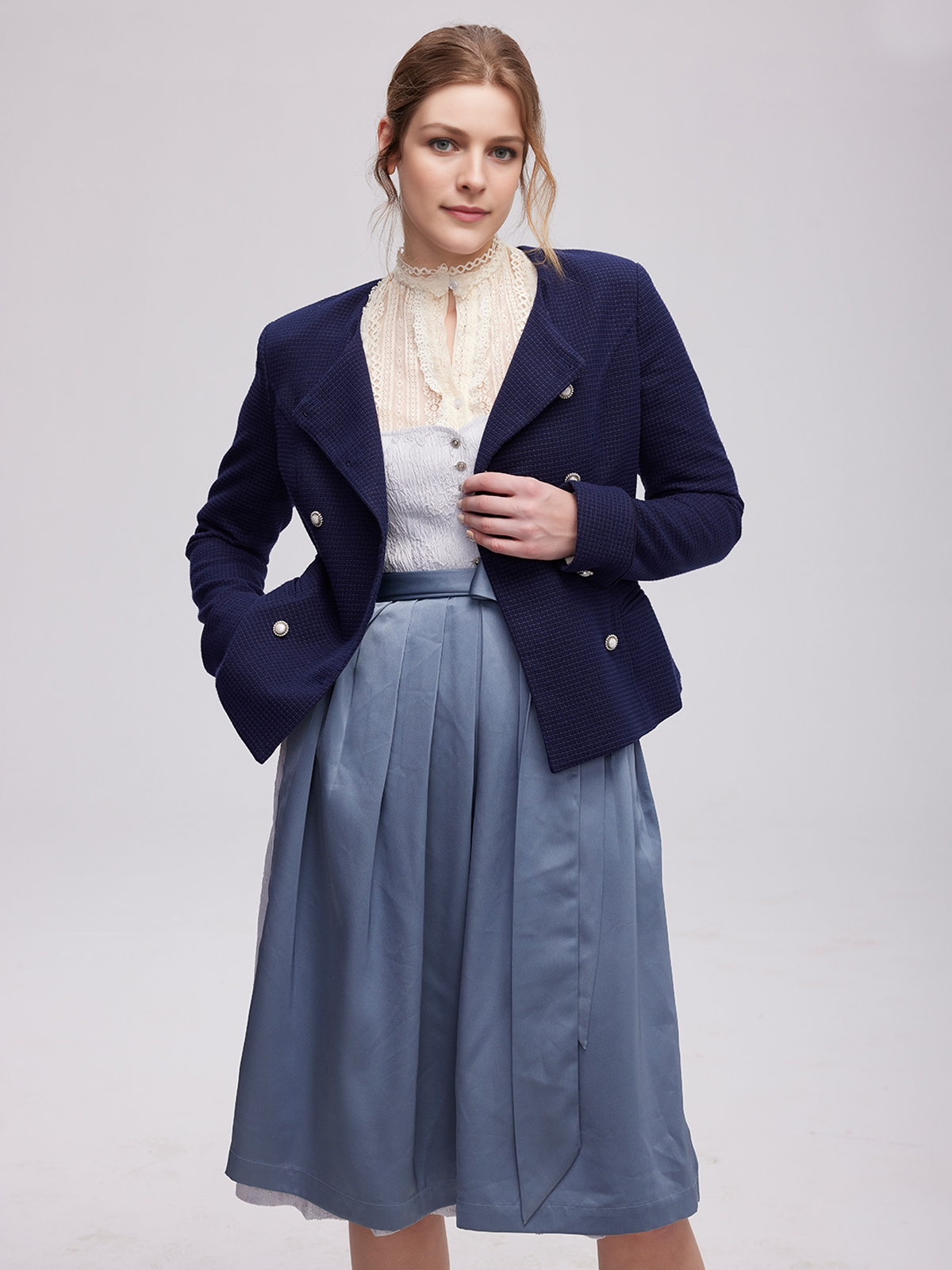 Schwarze Dirndlbluse in eleganter Kombination