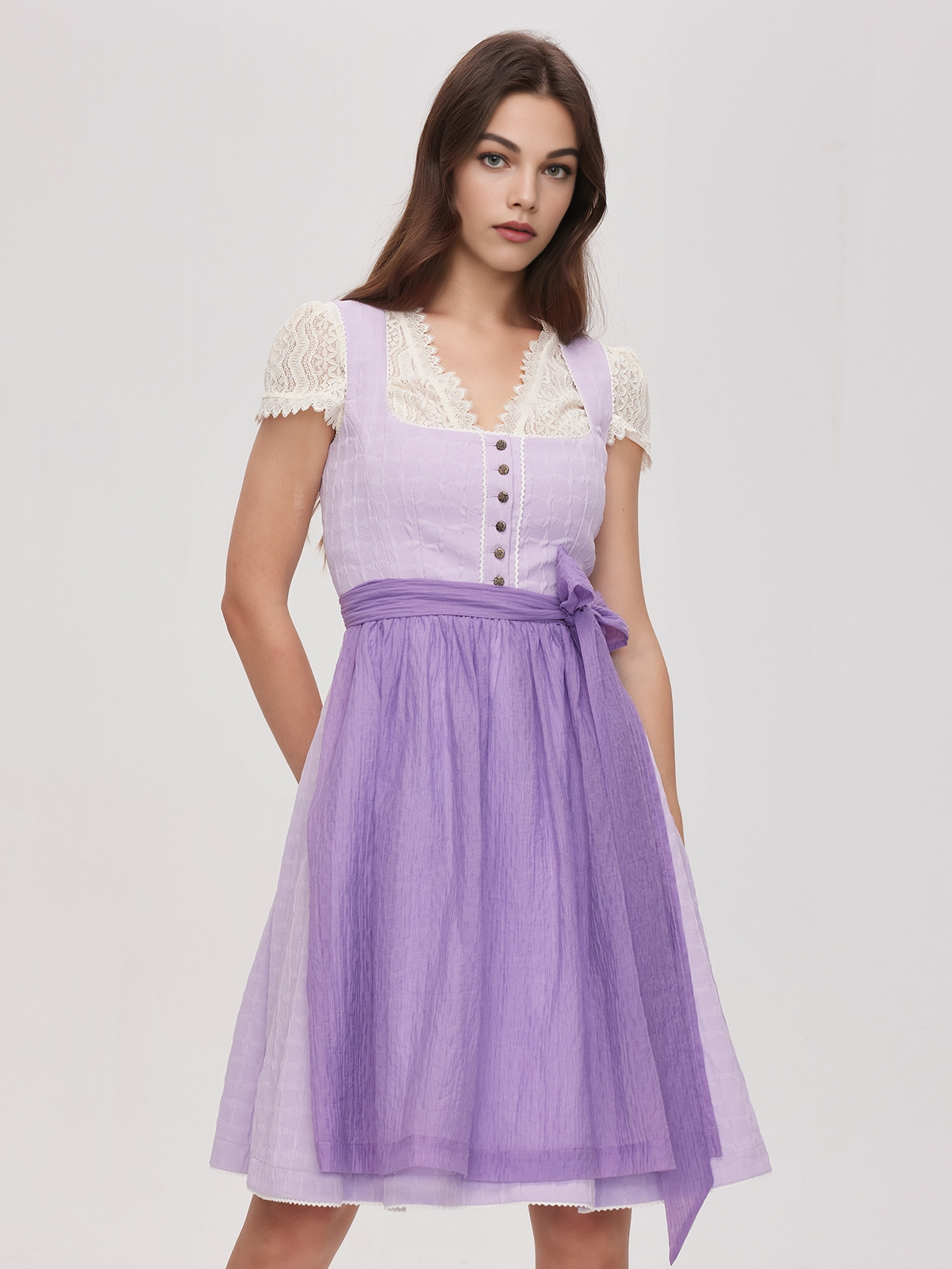 Modernes Dirndl in Lila – perfekt für den urbanen Look