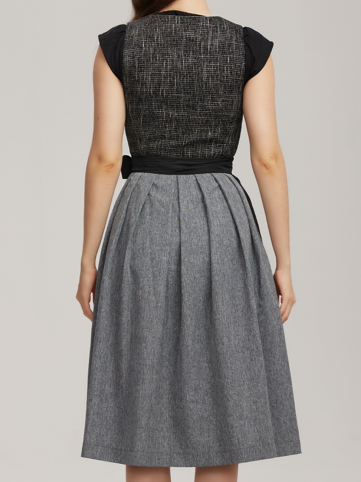 SamtDirndl Rot – Eleganz und Tradition vereint